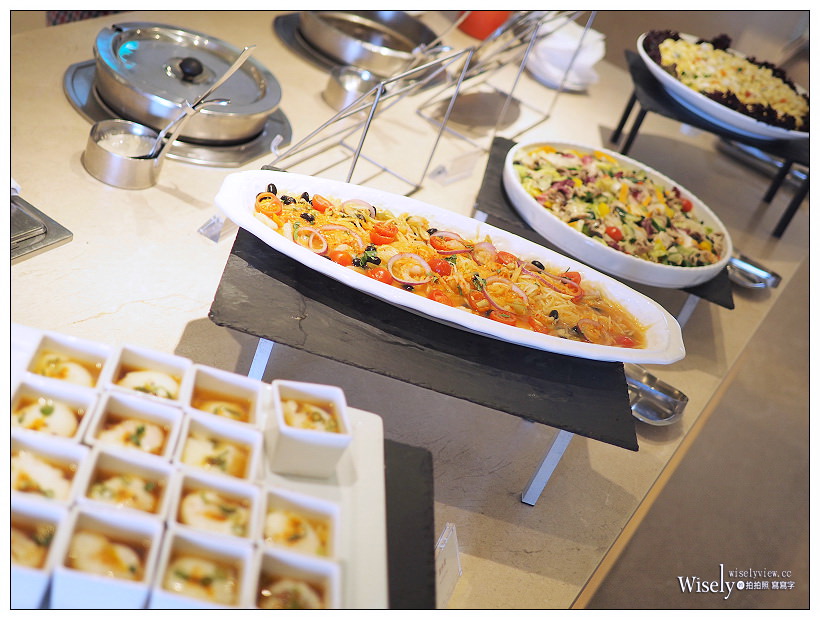 高雄前鎮。捷運三多商圈站︱和逸飯店•高雄中山館：Cozzi THE Roof餐廳～自助餐吃到飽 + 乾式熟成肋眼牛排，搭配30高樓層海港景色，套餐價NT360起