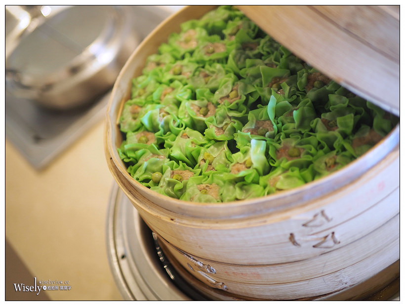 高雄前鎮。捷運三多商圈站︱和逸飯店•高雄中山館：Cozzi THE Roof餐廳～自助餐吃到飽 + 乾式熟成肋眼牛排，搭配30高樓層海港景色，套餐價NT360起