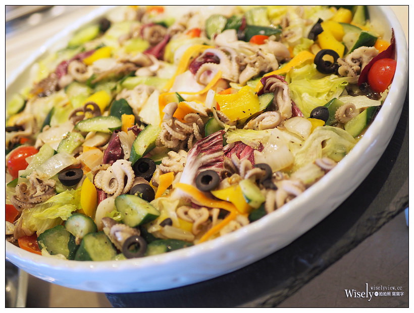 高雄前鎮。捷運三多商圈站︱和逸飯店•高雄中山館：Cozzi THE Roof餐廳～自助餐吃到飽 + 乾式熟成肋眼牛排，搭配30高樓層海港景色，套餐價NT360起