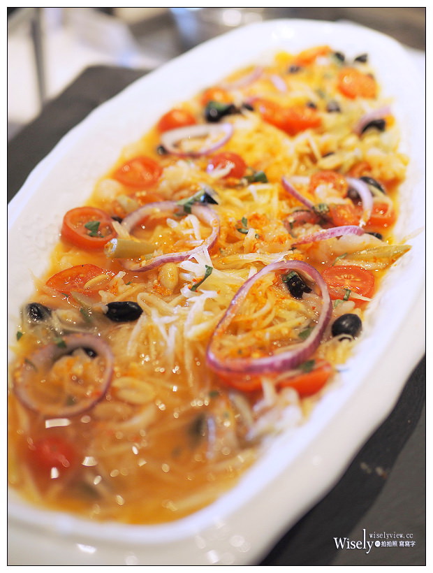 高雄前鎮。捷運三多商圈站︱和逸飯店•高雄中山館：Cozzi THE Roof餐廳～自助餐吃到飽 + 乾式熟成肋眼牛排，搭配30高樓層海港景色，套餐價NT360起