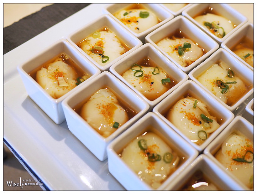 高雄前鎮。捷運三多商圈站︱和逸飯店•高雄中山館：Cozzi THE Roof餐廳～自助餐吃到飽 + 乾式熟成肋眼牛排，搭配30高樓層海港景色，套餐價NT360起