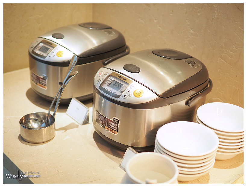 高雄前鎮。捷運三多商圈站︱和逸飯店•高雄中山館：Cozzi THE Roof餐廳～自助餐吃到飽 + 乾式熟成肋眼牛排，搭配30高樓層海港景色，套餐價NT360起