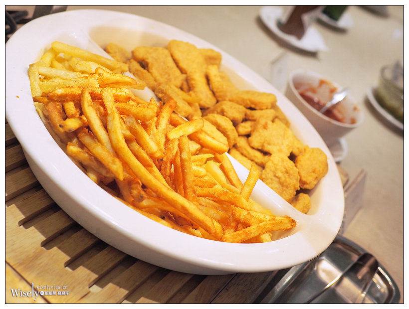 高雄前鎮。捷運三多商圈站︱和逸飯店•高雄中山館：Cozzi THE Roof餐廳～自助餐吃到飽 + 乾式熟成肋眼牛排，搭配30高樓層海港景色，套餐價NT360起