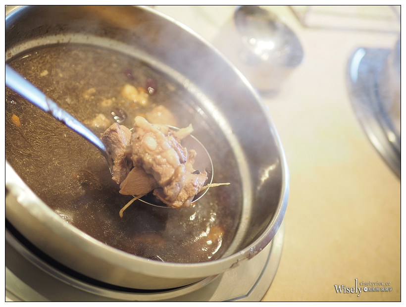 高雄前鎮。捷運三多商圈站︱和逸飯店•高雄中山館：Cozzi THE Roof餐廳～自助餐吃到飽 + 乾式熟成肋眼牛排，搭配30高樓層海港景色，套餐價NT360起