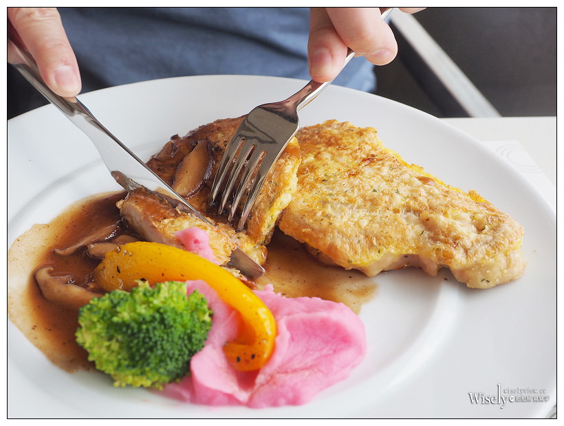 高雄前鎮。捷運三多商圈站︱和逸飯店•高雄中山館：Cozzi THE Roof餐廳～自助餐吃到飽 + 乾式熟成肋眼牛排，搭配30高樓層海港景色，套餐價NT360起