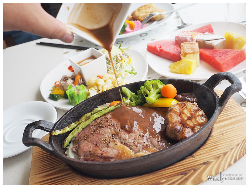 高雄前鎮。捷運三多商圈站︱和逸飯店•高雄中山館：Cozzi THE Roof餐廳～自助餐吃到飽 + 乾式熟成肋眼牛排，搭配30高樓層海港景色，套餐價NT360起