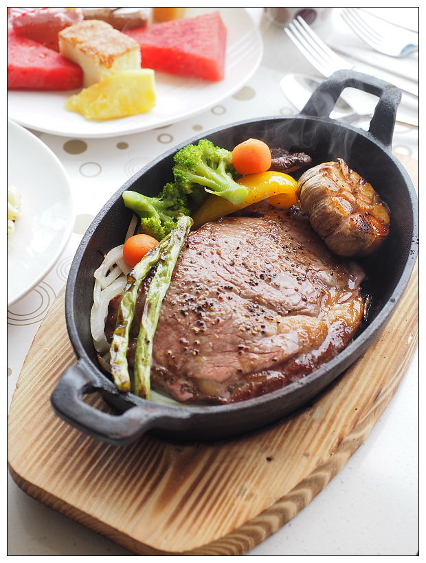 高雄前鎮。捷運三多商圈站︱和逸飯店•高雄中山館：Cozzi THE Roof餐廳～自助餐吃到飽 + 乾式熟成肋眼牛排，搭配30高樓層海港景色，套餐價NT360起