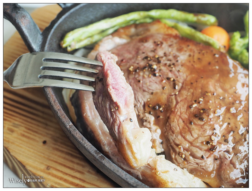 高雄前鎮。捷運三多商圈站︱和逸飯店•高雄中山館：Cozzi THE Roof餐廳～自助餐吃到飽 + 乾式熟成肋眼牛排，搭配30高樓層海港景色，套餐價NT360起