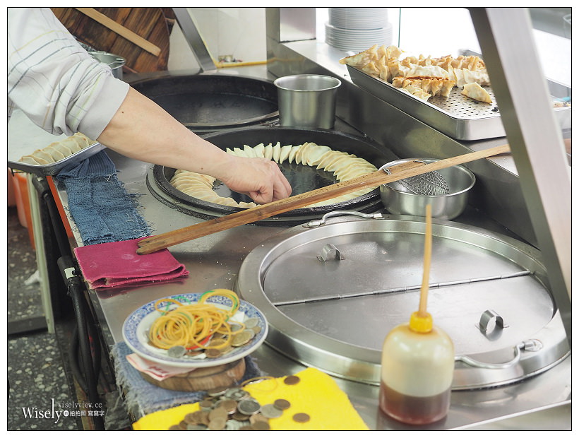 新北永和。呂家鍋貼︱皮酥饀多汁辣醬超威，永和鍋貼推薦～評比江家小館