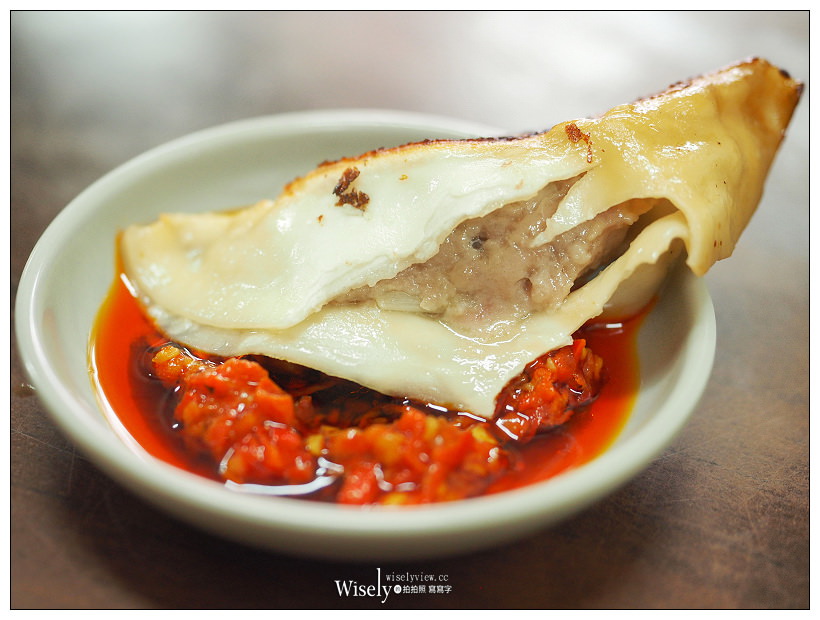 新北永和。呂家鍋貼︱皮酥饀多汁辣醬超威，永和鍋貼推薦～評比江家小館