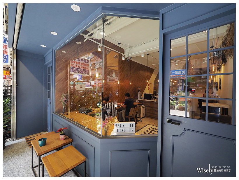 新北板橋。捷運府中站︱KINO KINO CAFÉ：倉後街裡英倫風格特色咖啡店～特調義式濃縮加津津蘆筍汁，不限時WiFi插座