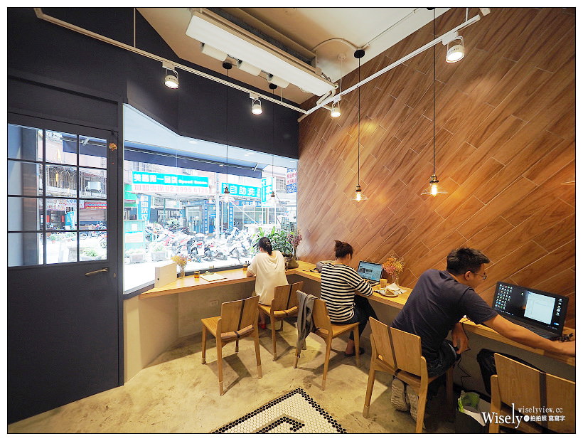 新北板橋。捷運府中站︱KINO KINO CAFÉ：倉後街裡英倫風格特色咖啡店～特調義式濃縮加津津蘆筍汁，不限時WiFi插座