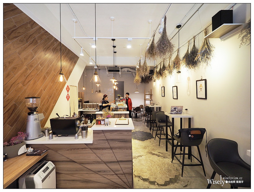 新北板橋。捷運府中站︱KINO KINO CAFÉ：倉後街裡英倫風格特色咖啡店～特調義式濃縮加津津蘆筍汁，不限時WiFi插座