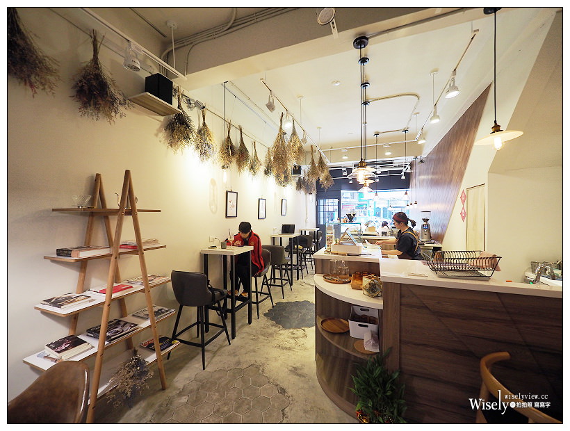 新北板橋。捷運府中站︱KINO KINO CAFÉ：倉後街裡英倫風格特色咖啡店～特調義式濃縮加津津蘆筍汁，不限時WiFi插座