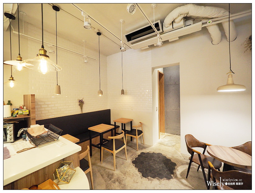 新北板橋。捷運府中站︱KINO KINO CAFÉ：倉後街裡英倫風格特色咖啡店～特調義式濃縮加津津蘆筍汁，不限時WiFi插座