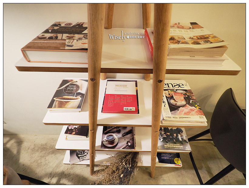 新北板橋。捷運府中站︱KINO KINO CAFÉ：倉後街裡英倫風格特色咖啡店～特調義式濃縮加津津蘆筍汁，不限時WiFi插座