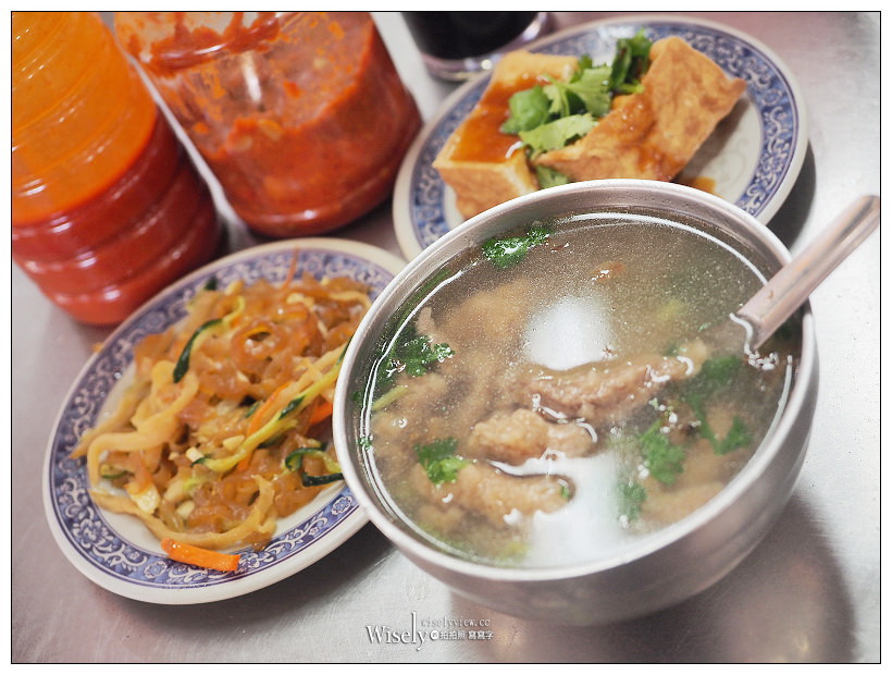 新北板橋。捷運府中站︱王家黃石肉羹：傳統市場裹粉清湯肉羹，在地懷舊美食