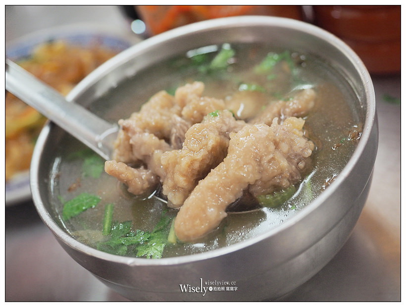 新北板橋。捷運府中站︱王家黃石肉羹：傳統市場裹粉清湯肉羹，在地懷舊美食