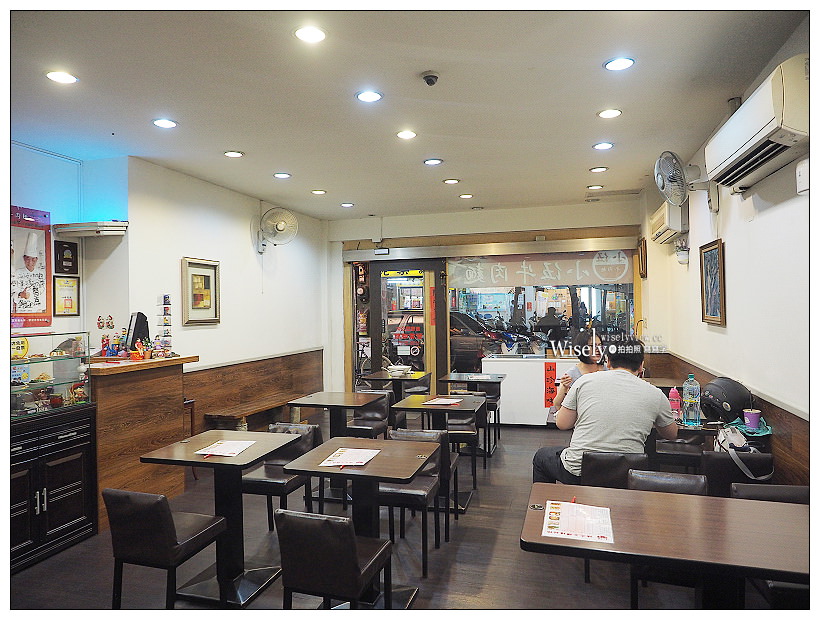 新北永和。小伍牛肉麵︱必嚐蛤蜊絲瓜松阪煨麵&半筋半肉麵～08年冠軍名店