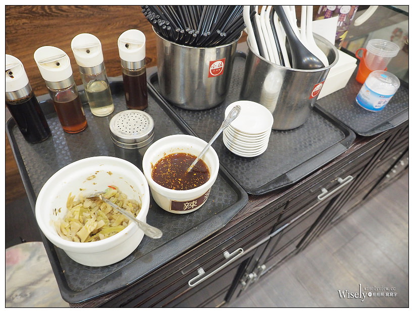 新北永和。小伍牛肉麵︱必嚐蛤蜊絲瓜松阪煨麵&半筋半肉麵～08年冠軍名店