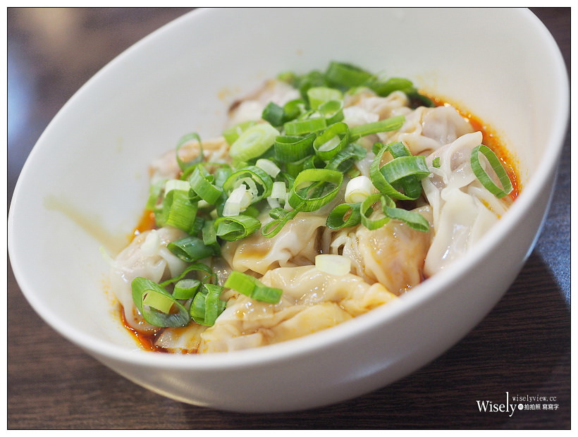 新北永和。小伍牛肉麵︱必嚐蛤蜊絲瓜松阪煨麵&半筋半肉麵～08年冠軍名店