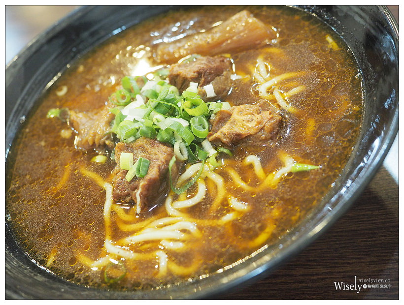 新北永和。小伍牛肉麵︱必嚐蛤蜊絲瓜松阪煨麵&半筋半肉麵～08年冠軍名店