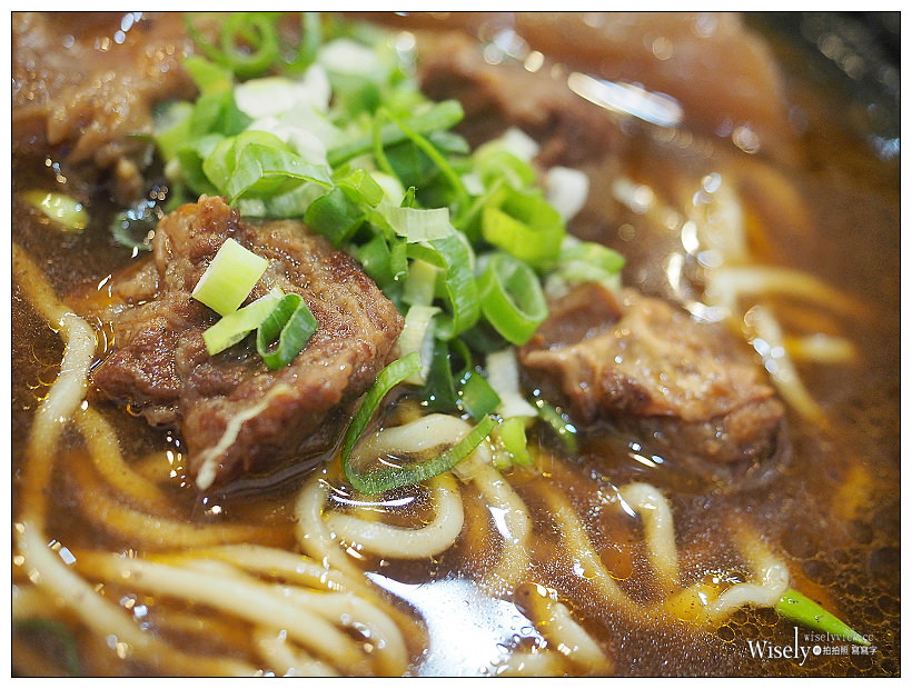 新北永和。小伍牛肉麵︱必嚐蛤蜊絲瓜松阪煨麵&半筋半肉麵～08年冠軍名店