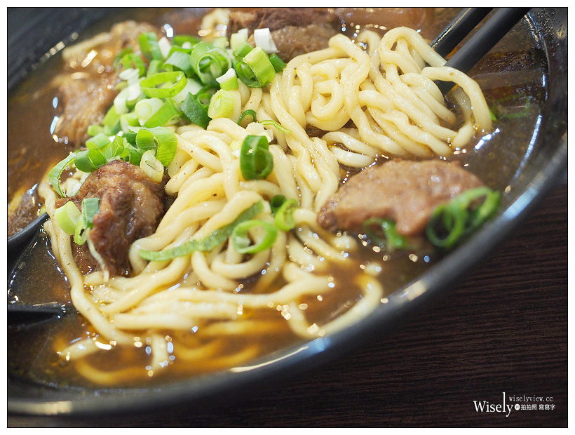 新北永和。小伍牛肉麵︱必嚐蛤蜊絲瓜松阪煨麵&半筋半肉麵～08年冠軍名店
