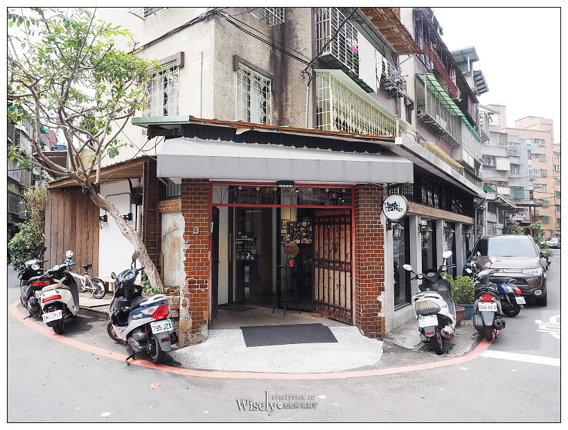 新北新店。探尋咖啡 Touch Café︱鄰近安坑陽光橋的私房咖啡輕食早午餐～義式湯麵+蛋披薩，還有料好實在綜合水果冰沙，以及亮點的貓狗水彩繪作