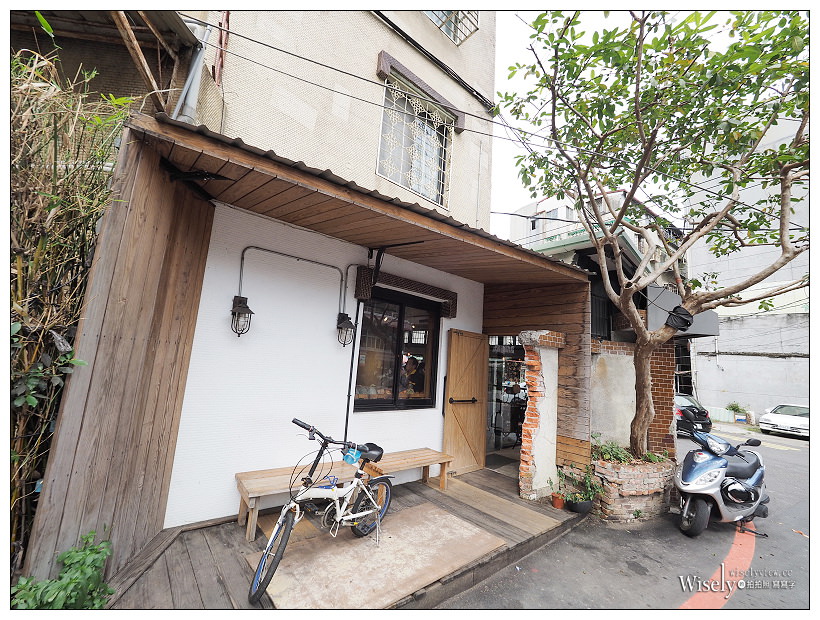 新北新店。探尋咖啡 Touch Café︱鄰近安坑陽光橋的私房咖啡輕食早午餐～義式湯麵+蛋披薩，還有料好實在綜合水果冰沙，以及亮點的貓狗水彩繪作
