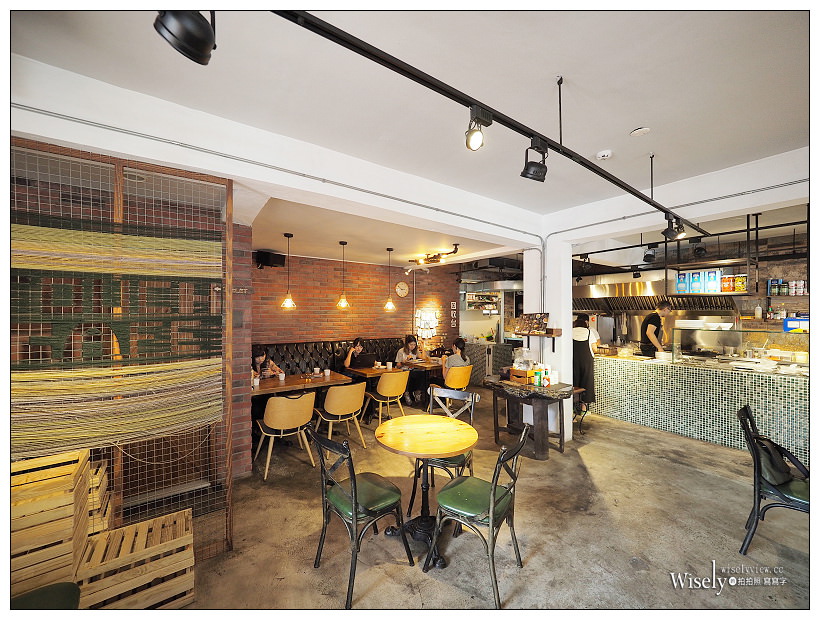 新北新店。探尋咖啡 Touch Café︱鄰近安坑陽光橋的私房咖啡輕食早午餐～義式湯麵+蛋披薩，還有料好實在綜合水果冰沙，以及亮點的貓狗水彩繪作