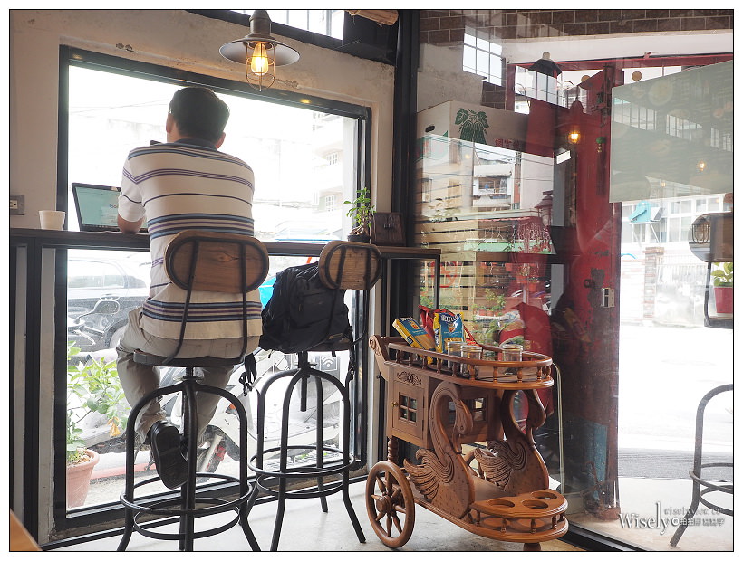 新北新店。探尋咖啡 Touch Café︱鄰近安坑陽光橋的私房咖啡輕食早午餐～義式湯麵+蛋披薩，還有料好實在綜合水果冰沙，以及亮點的貓狗水彩繪作