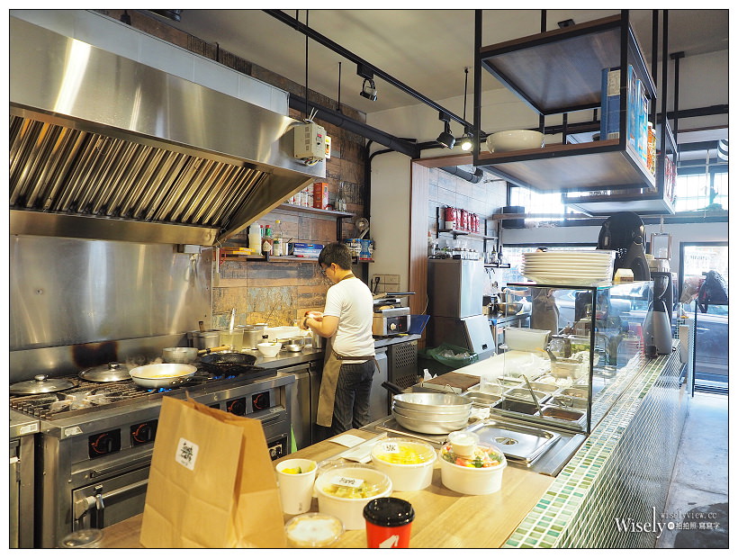 新北新店。探尋咖啡 Touch Café︱鄰近安坑陽光橋的私房咖啡輕食早午餐～義式湯麵+蛋披薩，還有料好實在綜合水果冰沙，以及亮點的貓狗水彩繪作