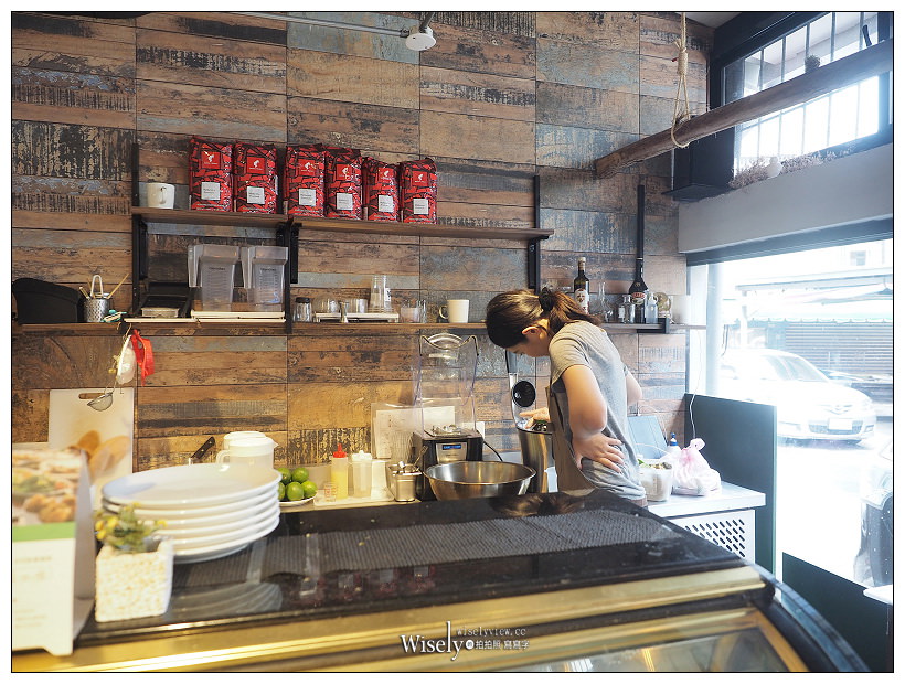 新北新店。探尋咖啡 Touch Café︱鄰近安坑陽光橋的私房咖啡輕食早午餐～義式湯麵+蛋披薩，還有料好實在綜合水果冰沙，以及亮點的貓狗水彩繪作