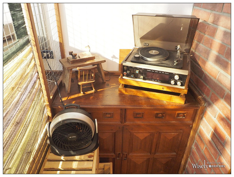 新北新店。探尋咖啡 Touch Café︱鄰近安坑陽光橋的私房咖啡輕食早午餐～義式湯麵+蛋披薩，還有料好實在綜合水果冰沙，以及亮點的貓狗水彩繪作