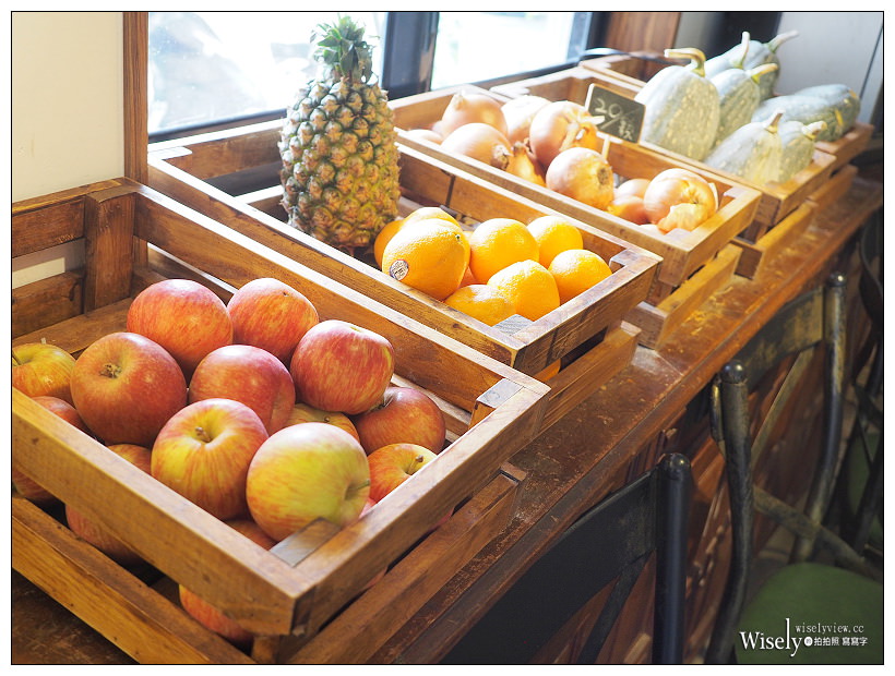 新北新店。探尋咖啡 Touch Café︱鄰近安坑陽光橋的私房咖啡輕食早午餐～義式湯麵+蛋披薩，還有料好實在綜合水果冰沙，以及亮點的貓狗水彩繪作