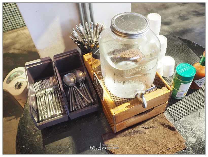 新北新店。探尋咖啡 Touch Café︱鄰近安坑陽光橋的私房咖啡輕食早午餐～義式湯麵+蛋披薩，還有料好實在綜合水果冰沙，以及亮點的貓狗水彩繪作