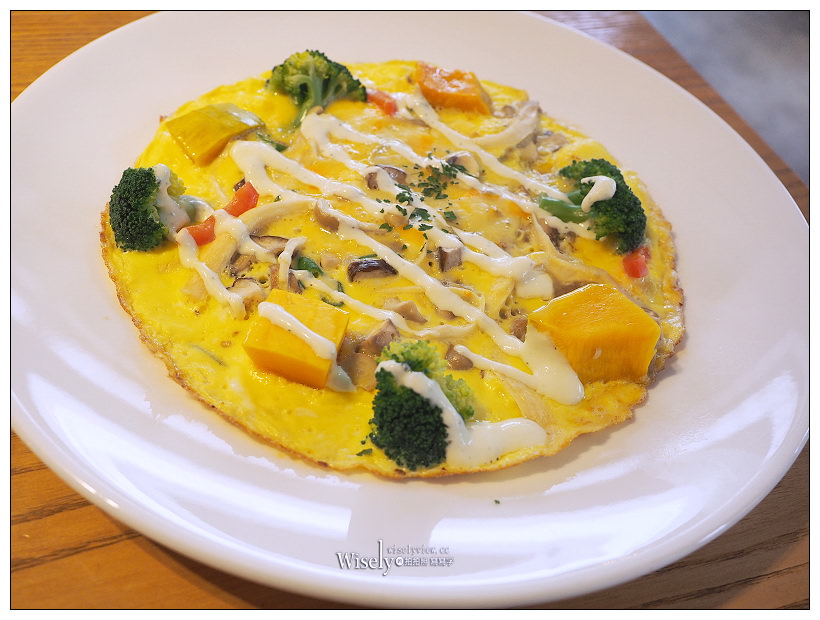 新北新店。探尋咖啡 Touch Café︱鄰近安坑陽光橋的私房咖啡輕食早午餐～義式湯麵+蛋披薩，還有料好實在綜合水果冰沙，以及亮點的貓狗水彩繪作