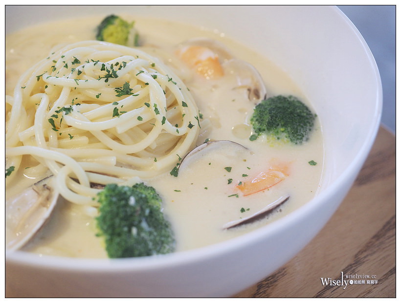 新北新店。探尋咖啡 Touch Café︱鄰近安坑陽光橋的私房咖啡輕食早午餐～義式湯麵+蛋披薩，還有料好實在綜合水果冰沙，以及亮點的貓狗水彩繪作