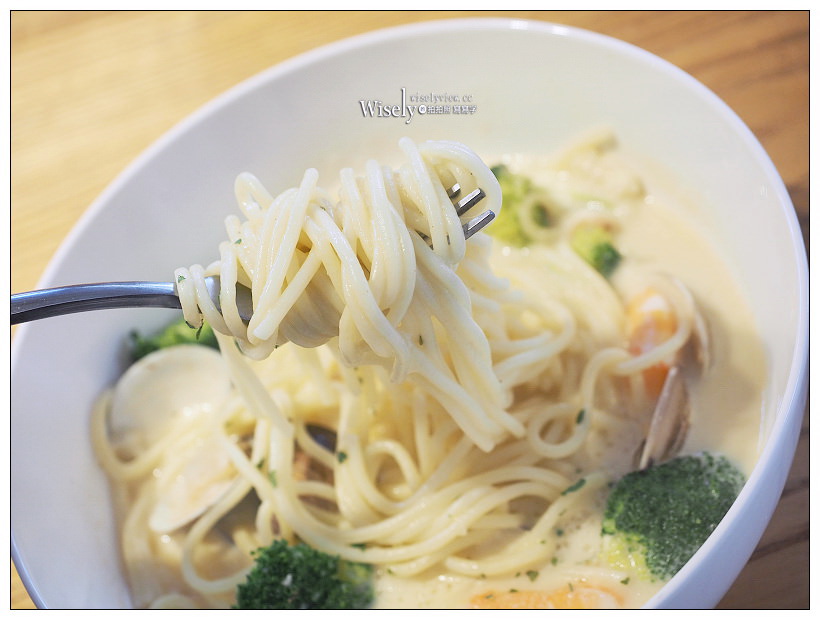 新北新店。探尋咖啡 Touch Café︱鄰近安坑陽光橋的私房咖啡輕食早午餐～義式湯麵+蛋披薩，還有料好實在綜合水果冰沙，以及亮點的貓狗水彩繪作