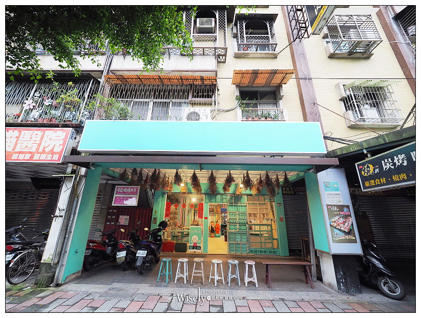 新北新店。老窗瞧瞧眨眼等.好孩子早餐店︱手桿脆皮蛋餅、熱壓吐司&肉蛋吐司～鄰近新店高中三民路上，復古雜貨設計風格，特色IG打卡輕食早午餐