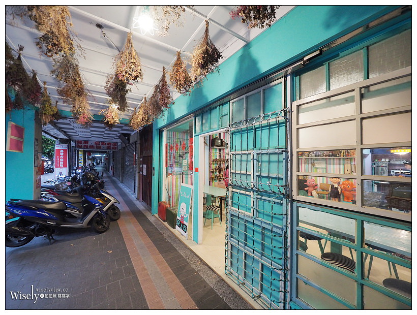 新北新店。老窗瞧瞧眨眼等.好孩子早餐店︱手桿脆皮蛋餅、熱壓吐司&肉蛋吐司～鄰近新店高中三民路上，復古雜貨設計風格，特色IG打卡輕食早午餐