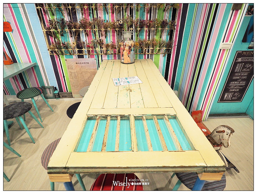 新北新店。老窗瞧瞧眨眼等.好孩子早餐店︱手桿脆皮蛋餅、熱壓吐司&肉蛋吐司～鄰近新店高中三民路上，復古雜貨設計風格，特色IG打卡輕食早午餐