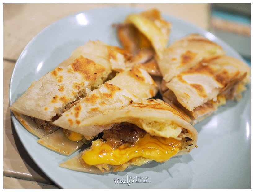 新北新店。老窗瞧瞧眨眼等.好孩子早餐店︱手桿脆皮蛋餅、熱壓吐司&肉蛋吐司～鄰近新店高中三民路上，復古雜貨設計風格，特色IG打卡輕食早午餐