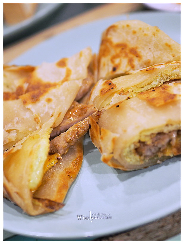 新北新店。老窗瞧瞧眨眼等.好孩子早餐店︱手桿脆皮蛋餅、熱壓吐司&肉蛋吐司～鄰近新店高中三民路上，復古雜貨設計風格，特色IG打卡輕食早午餐