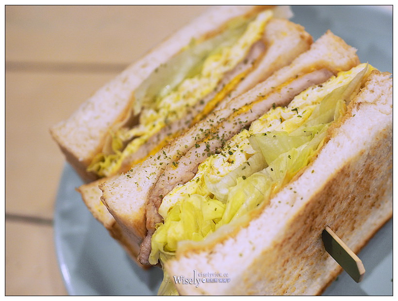新北新店。老窗瞧瞧眨眼等.好孩子早餐店︱手桿脆皮蛋餅、熱壓吐司&肉蛋吐司～鄰近新店高中三民路上，復古雜貨設計風格，特色IG打卡輕食早午餐