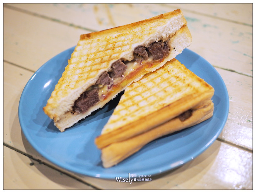 新北新店。老窗瞧瞧眨眼等.好孩子早餐店︱手桿脆皮蛋餅、熱壓吐司&肉蛋吐司～鄰近新店高中三民路上，復古雜貨設計風格，特色IG打卡輕食早午餐