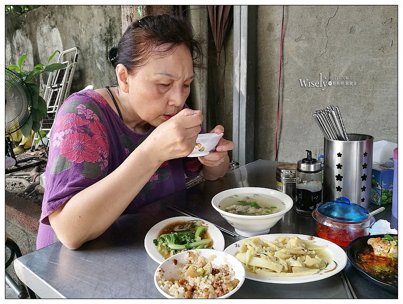 新北新店。復興路27號旁巷子口黑白切小吃︱魯肉飯、肉羹清湯，近景美橋旁