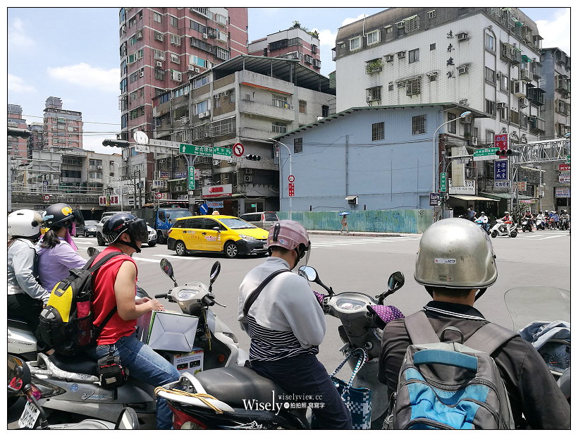 新北新店。復興路27號旁巷子口黑白切小吃︱魯肉飯、肉羹清湯，近景美橋旁