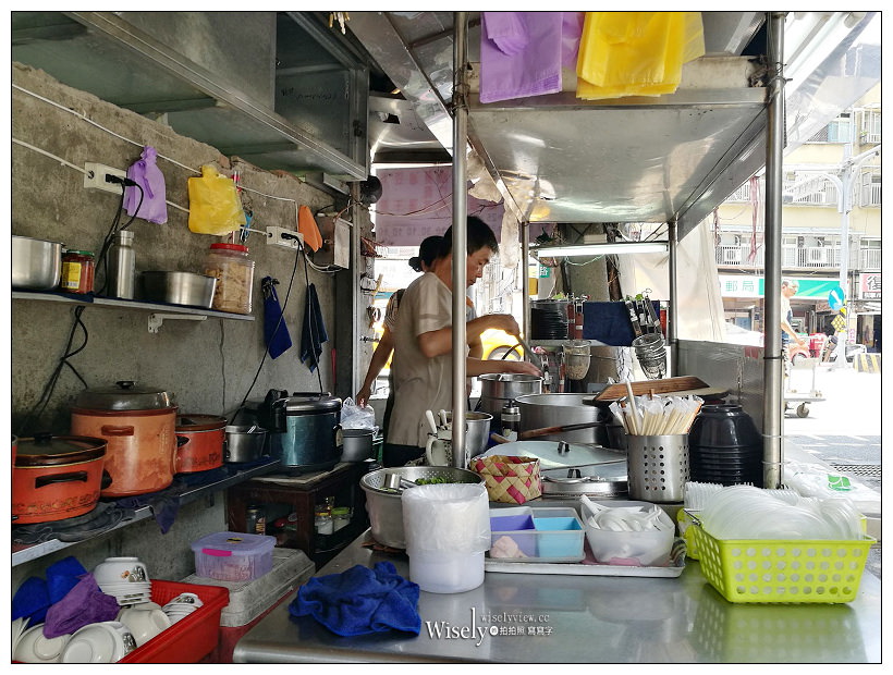 新北新店。復興路27號旁巷子口黑白切小吃︱魯肉飯、肉羹清湯，近景美橋旁